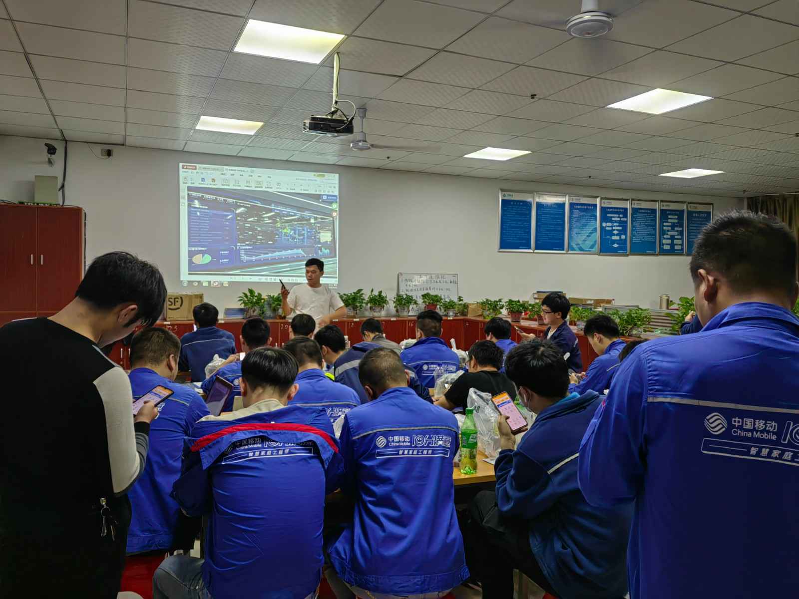 长春岳辉文艺复兴展览有限公司为中移铁通有限公司安全用电培训
